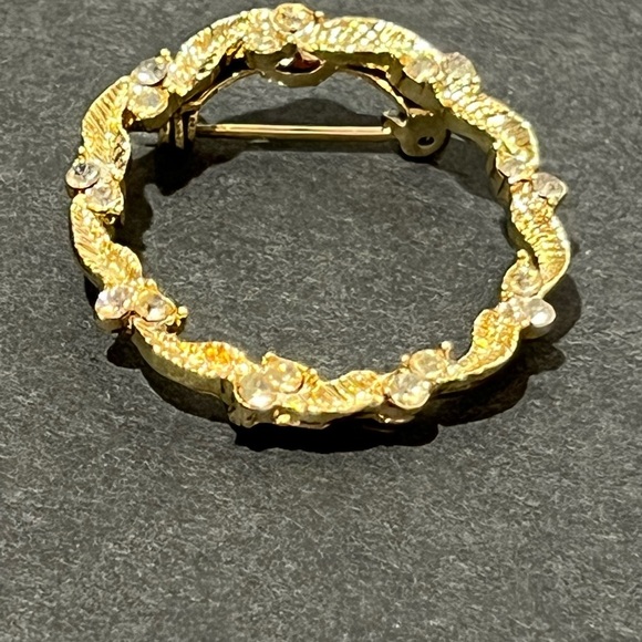 Gerry's Brooch Vintage Leaf Rhinestone Wreath Gold Tone 1 3/8" Jewelry Pin - Picture 8 of 8